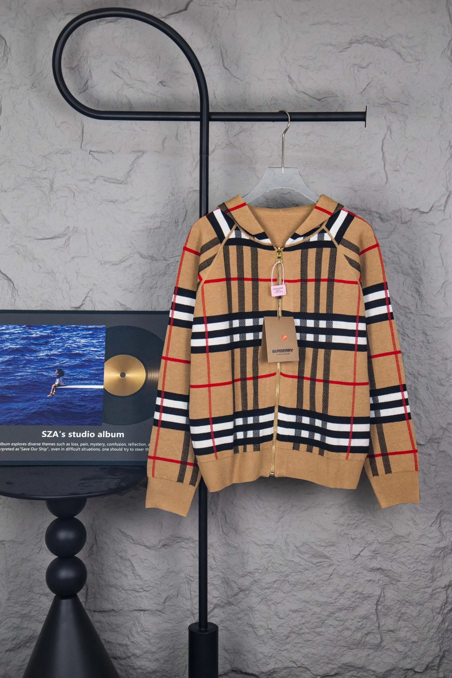 ：M 246 Original Burberry Classic · 50% 35% 15% · · · logo · ， Classic ， 、 ！ Classic Retro ， 、 ， 。 BUR ， Series， ！ ！！ ， ， ！ ， 。 ， ， ！！ Sizes:S M L